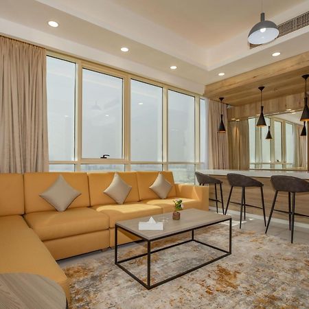 Platinum Coast Hotel Apartments フジャイラ 部屋 写真 A living room in a suite at the hotel