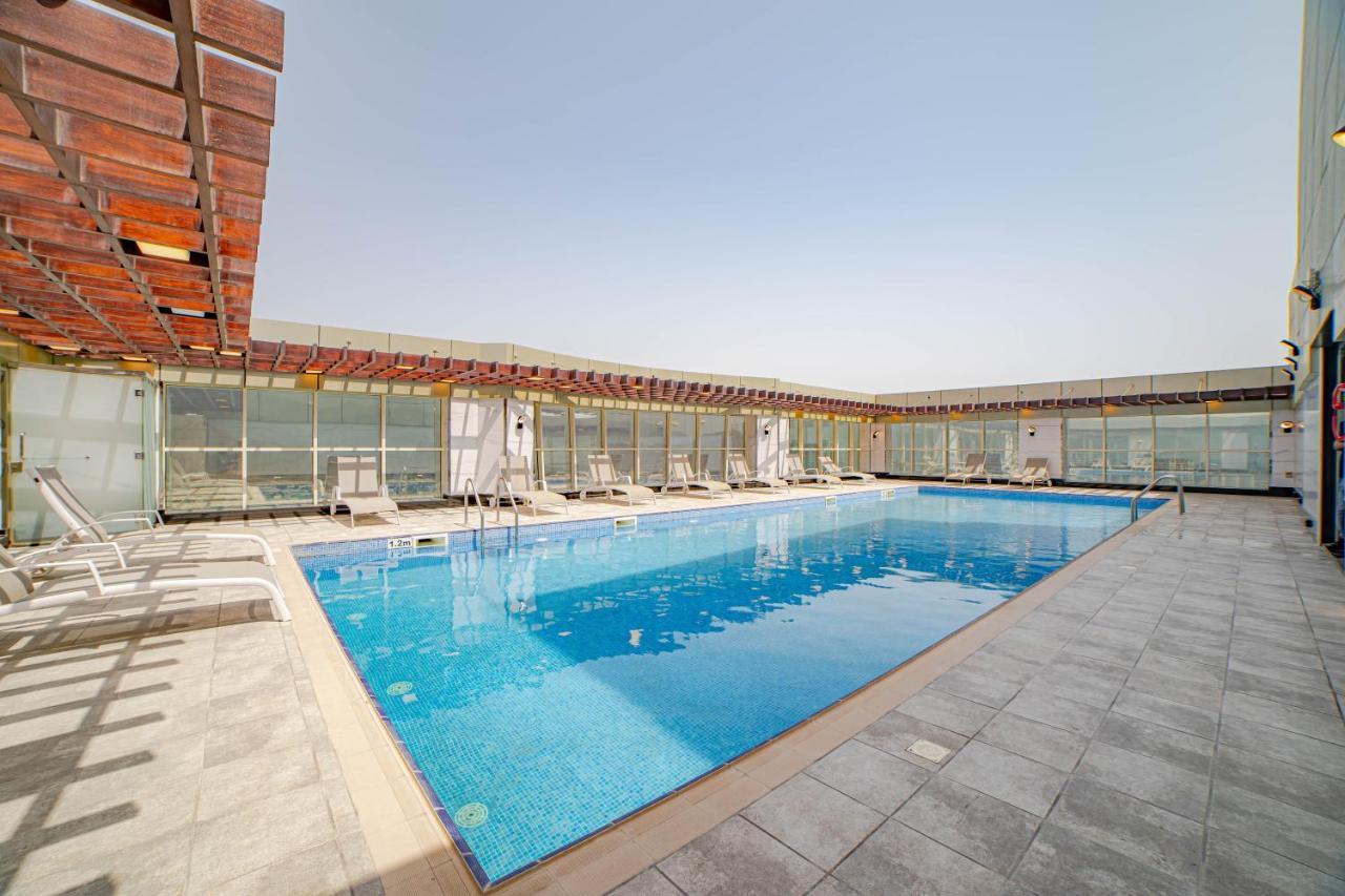 Platinum Coast Hotel Apartments フジャイラ エクステリア 写真 The swimming pool at the hotel