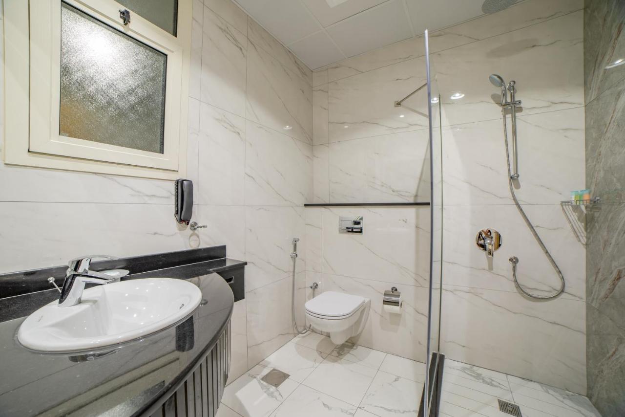 Platinum Coast Hotel Apartments フジャイラ エクステリア 写真 Bathroom with shower