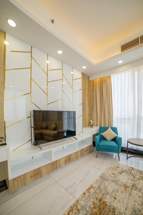 Platinum Coast Hotel Apartments フジャイラ エクステリア 写真 A television set