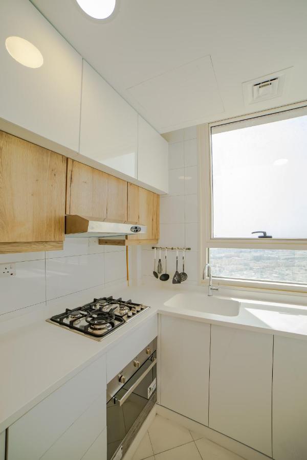 Platinum Coast Hotel Apartments フジャイラ エクステリア 写真 A modern kitchen