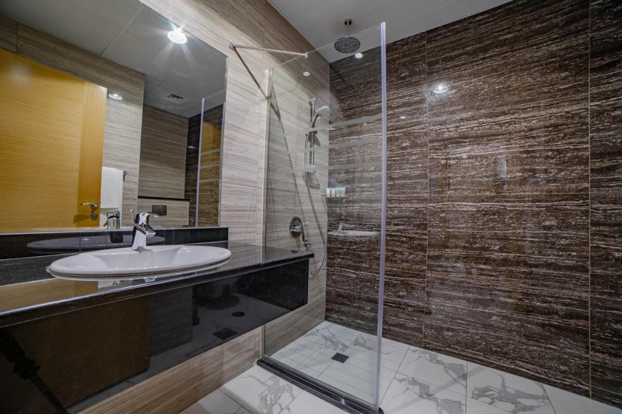 Platinum Coast Hotel Apartments フジャイラ 部屋 写真 A shower enclosure