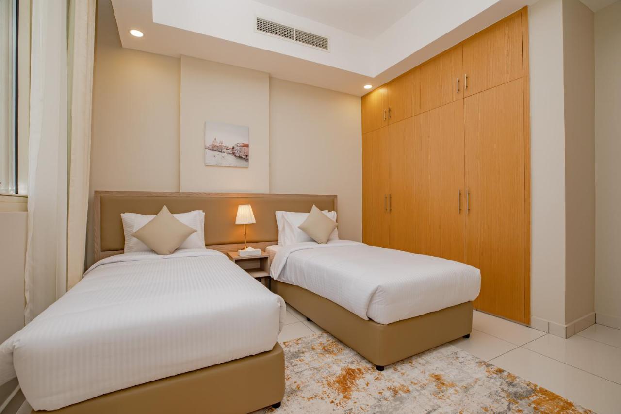 Platinum Coast Hotel Apartments フジャイラ エクステリア 写真 A bedroom with two single beds