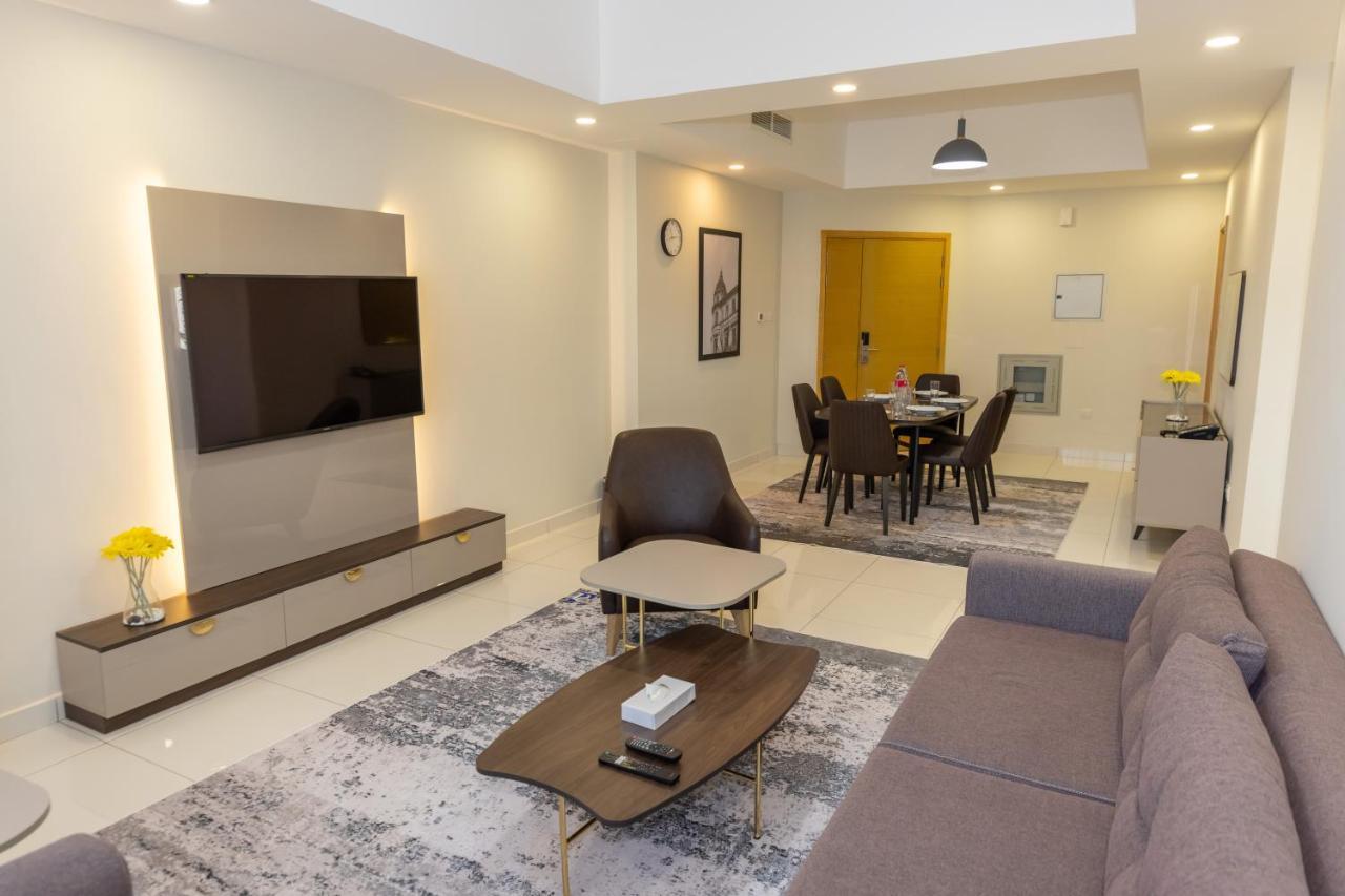 Platinum Coast Hotel Apartments フジャイラ エクステリア 写真 A living room in a condominium