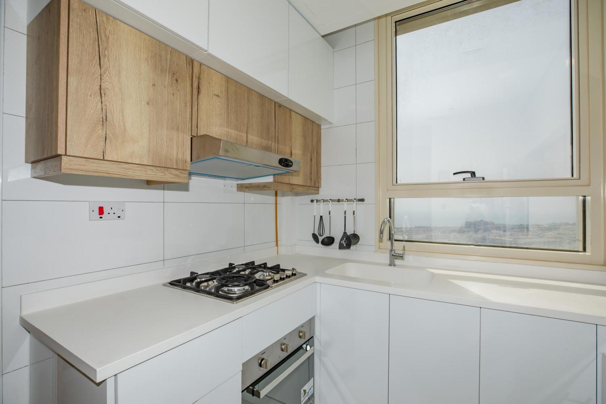 Platinum Coast Hotel Apartments フジャイラ 部屋 写真 A modern kitchen