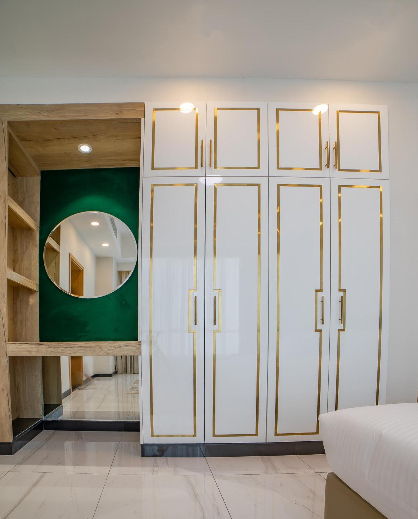 Platinum Coast Hotel Apartments フジャイラ 部屋 写真 A wardrobe