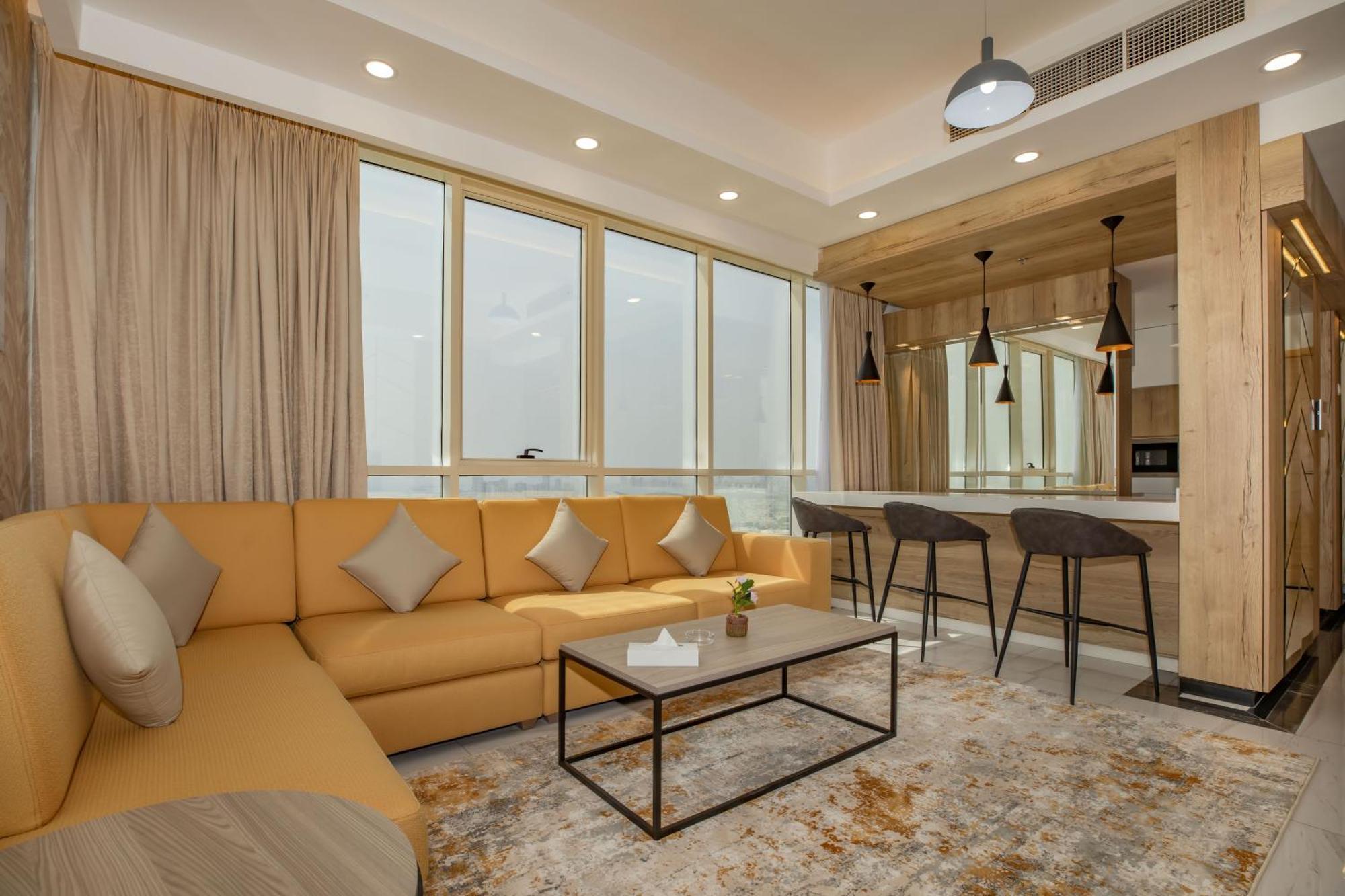Platinum Coast Hotel Apartments フジャイラ 部屋 写真 A living room in a suite at the hotel